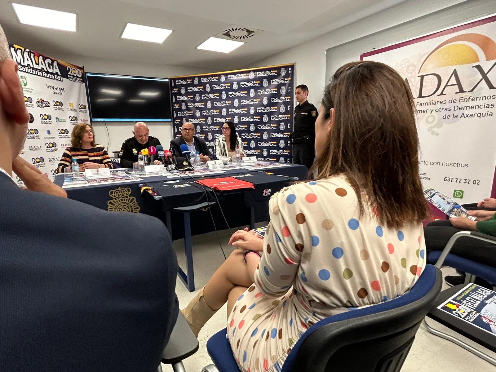 El Ayuntamiento y la Policía Nacional presentan la ‘I Carrera Solidaria Ruta 091 de Vélez-Málaga’, que recorrerá el Paseo Marítimo de Torre del Mar el próximo 25 de mayo