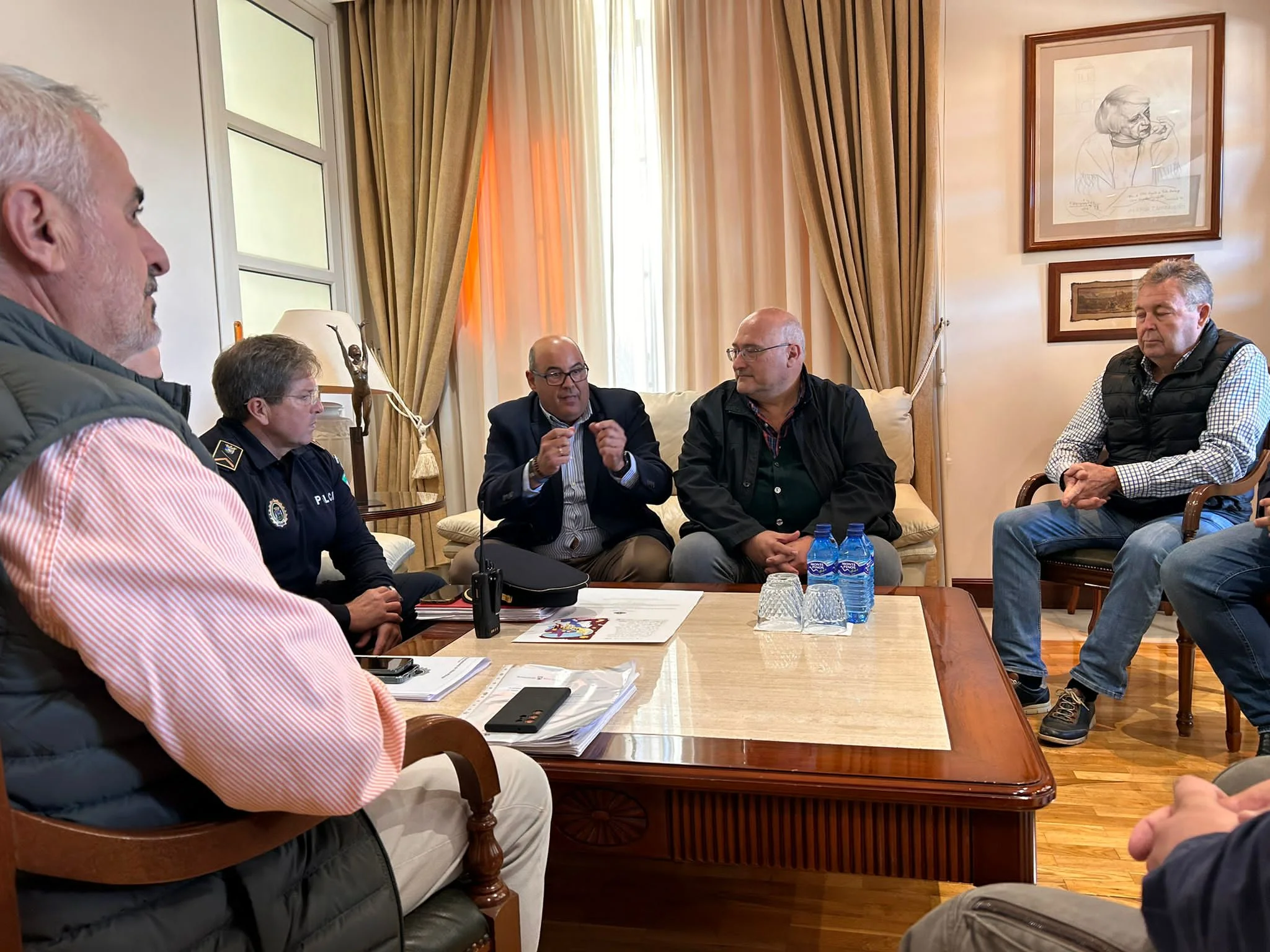 El alcalde le traslada a los responsables de la Policía Nacional y la Guardia Civil en Vélez-Málaga su preocupación por el incremento de robos en el campo y a viviendas 

