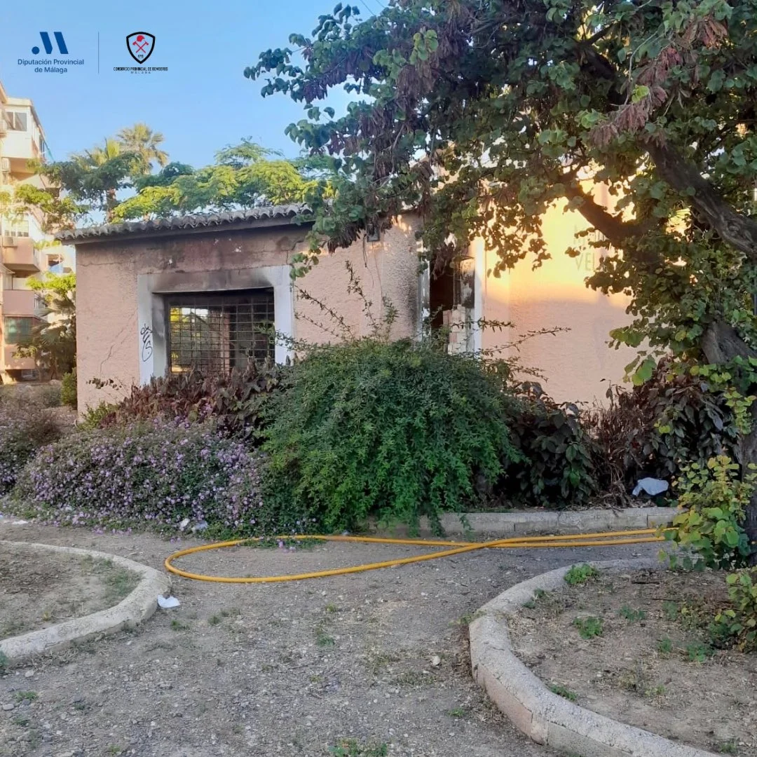 Incendio en Vivar Téllez con Molino Velasco deja una caseta de aperos totalmente calcinada