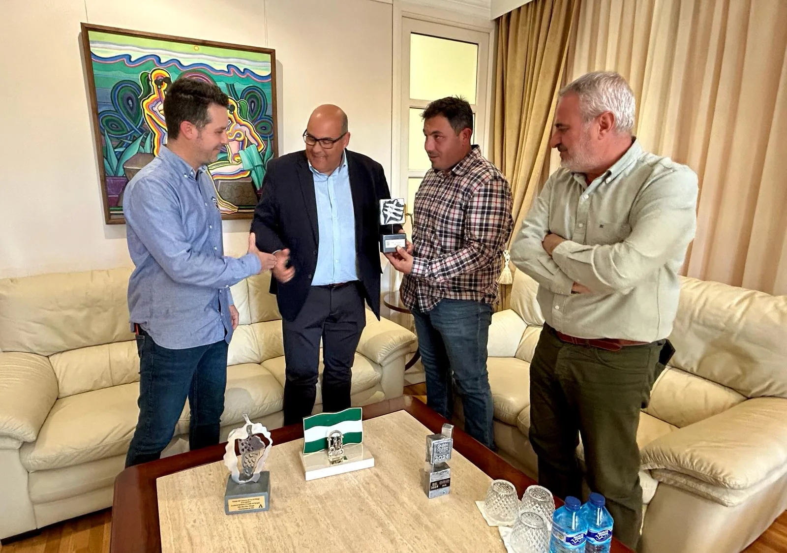 El alcalde recibe a la galardonada Pastelería Ramos, premio Bandera de Andalucía 2024 en 'Economía y la Empresa'