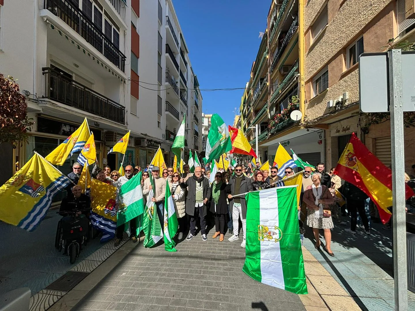 Torre del Mar celebra el Día de Andalucía en un recorrido espléndido por las calles de Torre del Mar, para realizar la tradicional ofrenda de flores a Blas Infante y José Antonio Gallego en el paseo marítimo