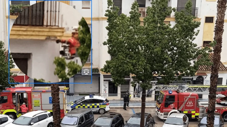 Bomberos y Policía Local intervienen por el desprendimiento de una cornisa en la Avda. Andalucía en Torre del Mar