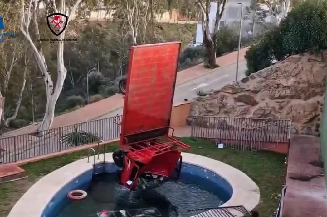 Así han retirado el camión de butano que había caído en una piscina de una urbanización en Rincón de la Victoria