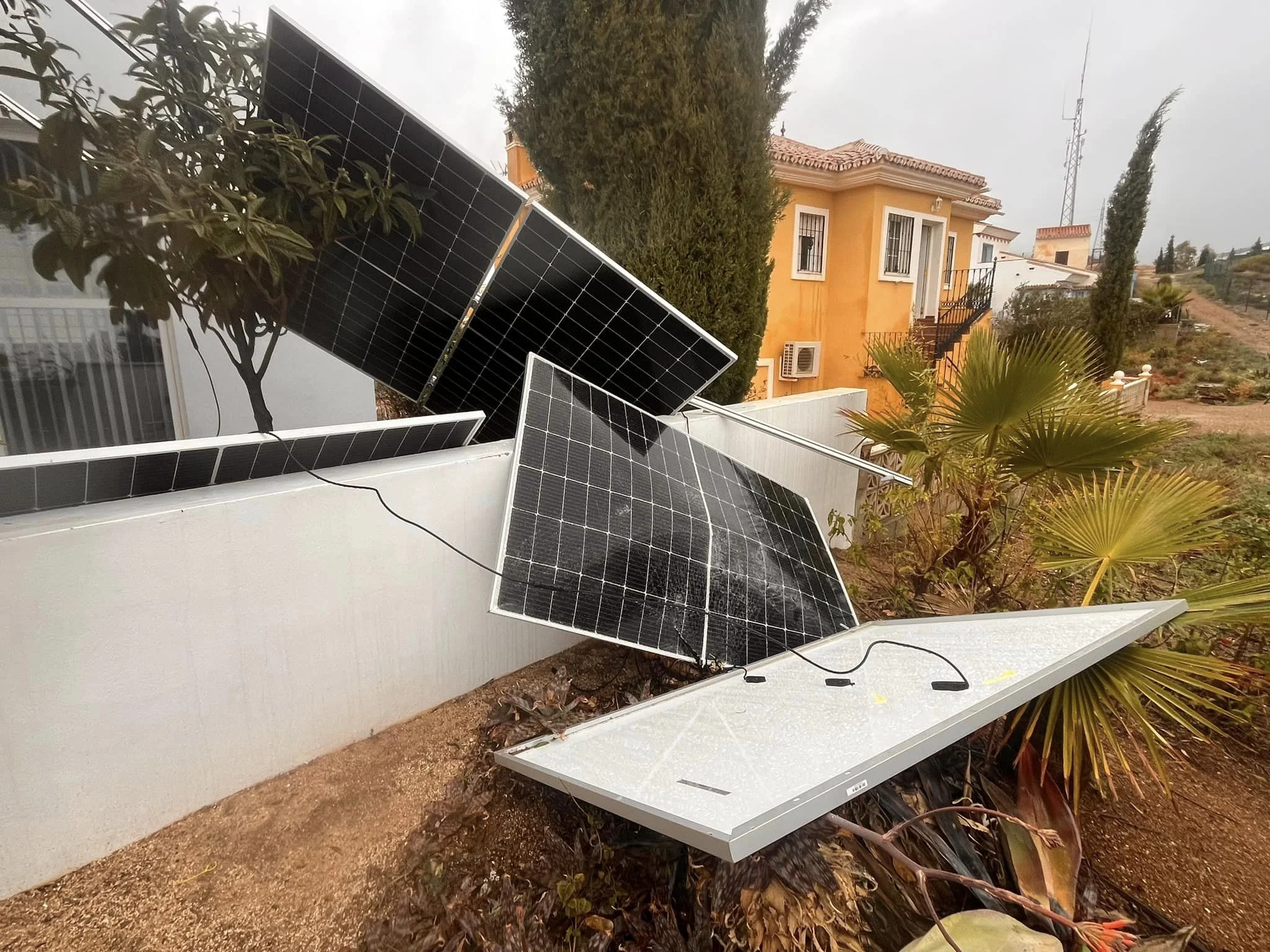 El temporal destroza una instalación de placas solares en Rincón de la Victoria y su propietario deja este recado a la empresa instaladora