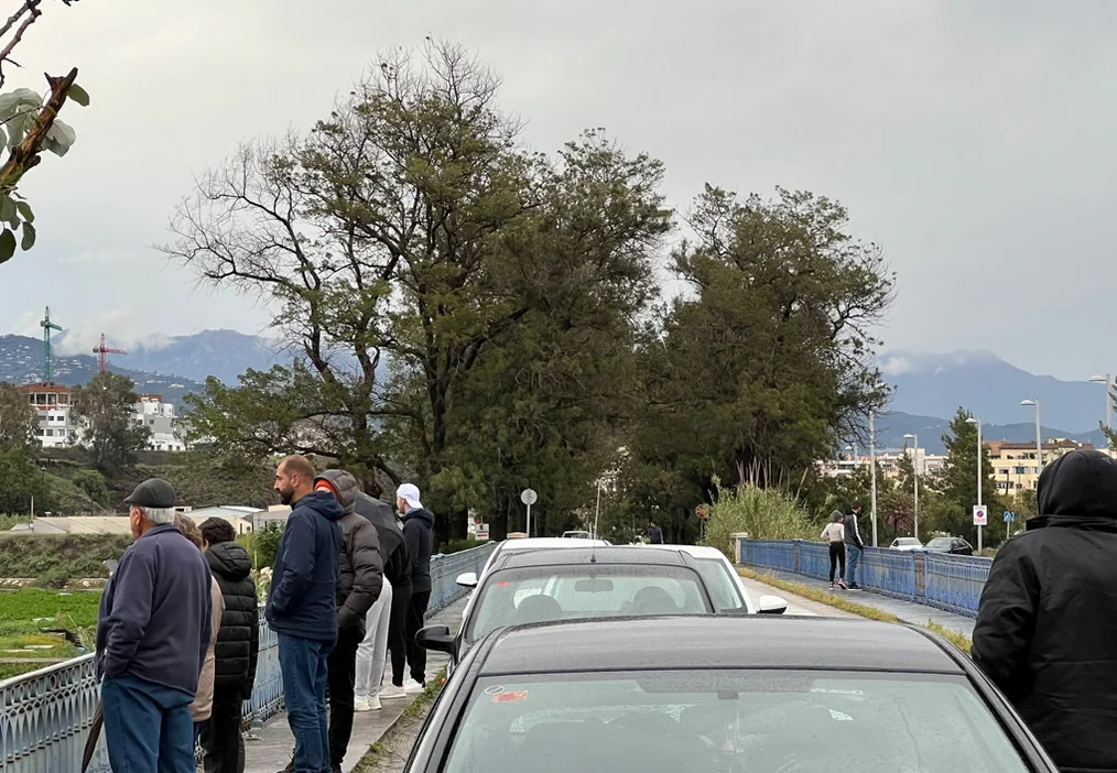 El cauce del río Vélez causa expectación la tarde de este domingo debido a las lluvias 
