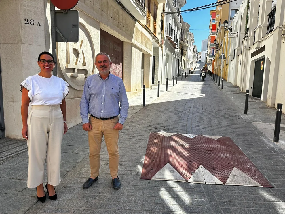 El Ayuntamiento de Vélez-Málaga instala bolardos y cojines berlineses en Calle Pancho López
