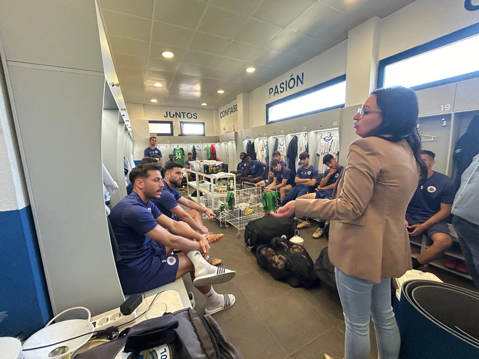 La Concejala de Deportes Rocío Ruiz se entrevista con la plantilla del Vélez C.F   