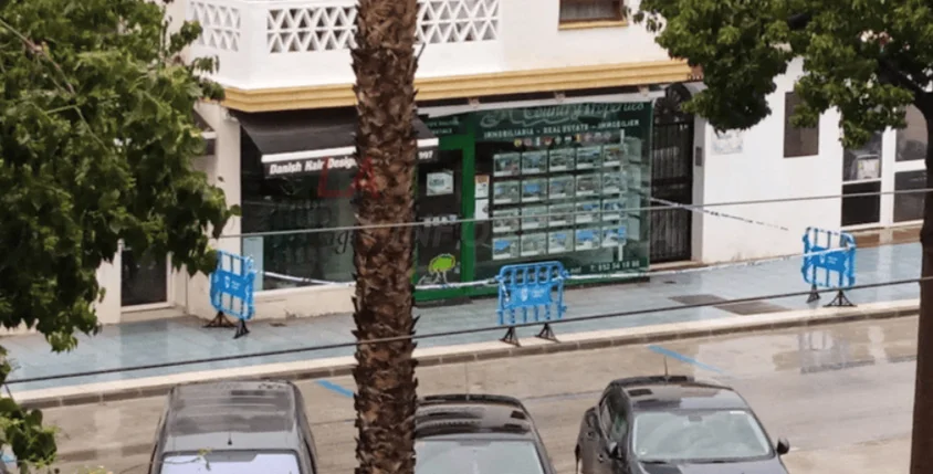 Los Bomberos intervinieron en la Avenida Andalucía en Torre del Mar después del desprendimiento de la cornisa de una vivienda sobre la calzada
