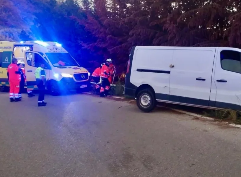 Un hombre fallecido tras salirse de la vía con una furgoneta en Vélez-Málaga