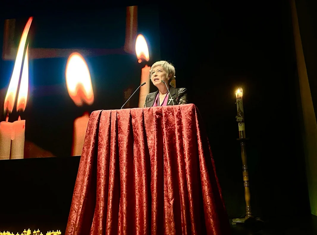 Mª Ángeles Salguero ilumina el Teatro del Carmen con un pregón cargado de amor y pasión por la Semana Santa