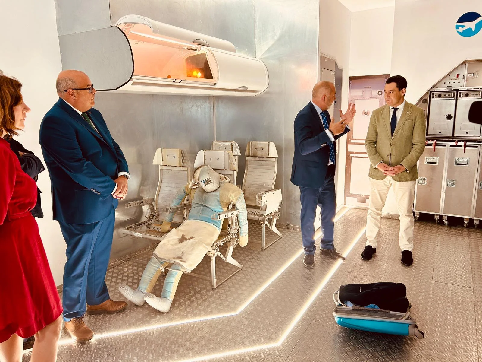El alcalde acompaña al presidente de la Junta, Juanma Moreno, durante su visita a Aerodynamics Academy como ejemplo del valor de la aeronáutica en la economía andaluza