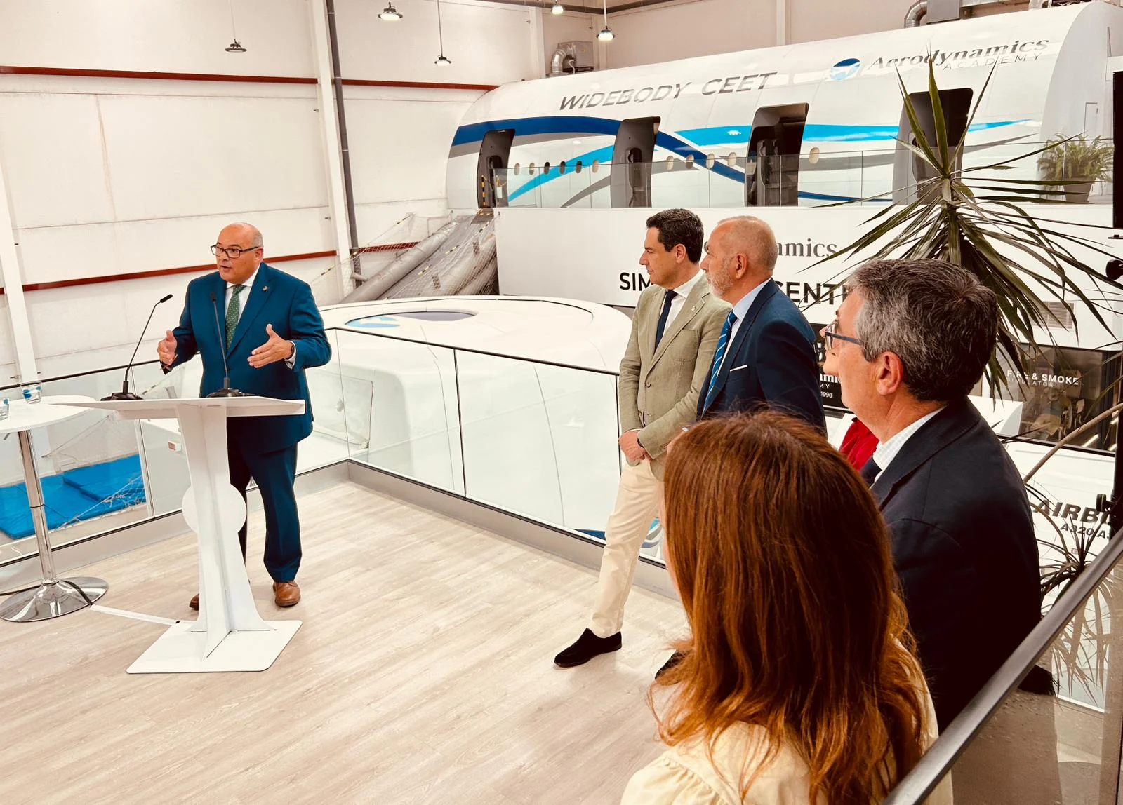 El alcalde acompaña al presidente de la Junta, Juanma Moreno, durante su visita a Aerodynamics Academy como ejemplo del valor de la aeronáutica en la economía andaluza