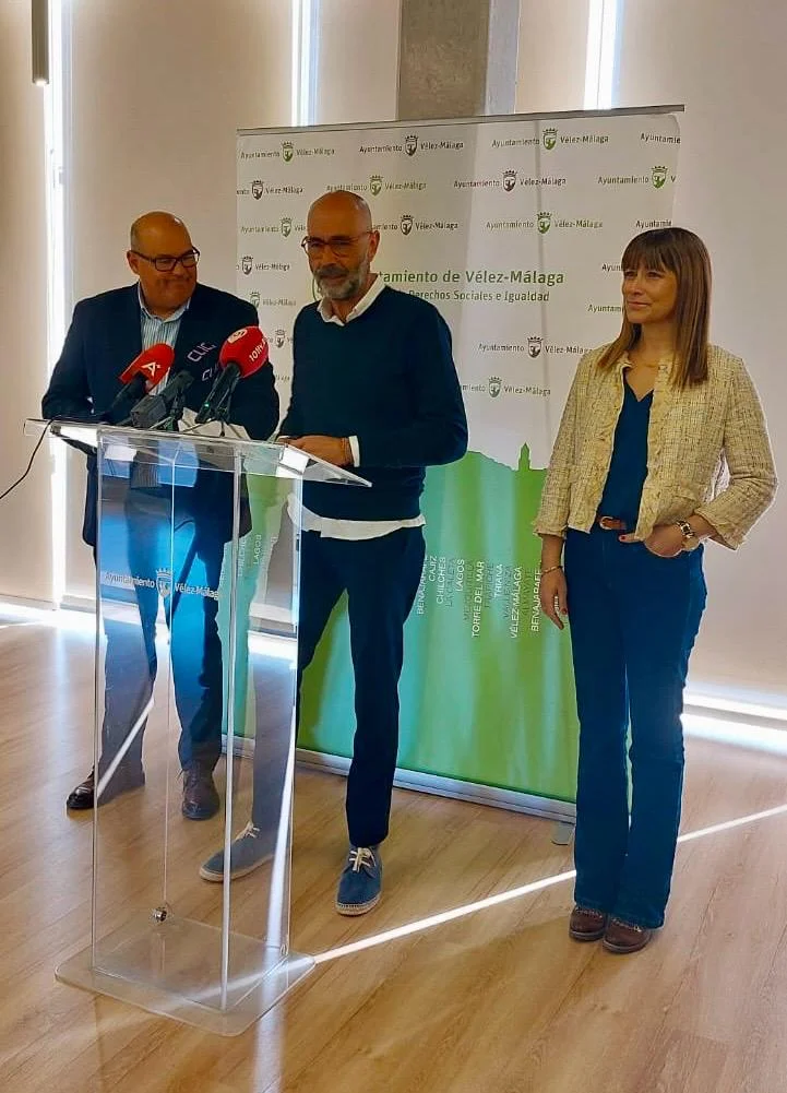 Jesús Lupiañez junto a Ruth Sarabia y Juan García en rueda de prensa en Vélez-Málaga el 29 de febrero de 2024