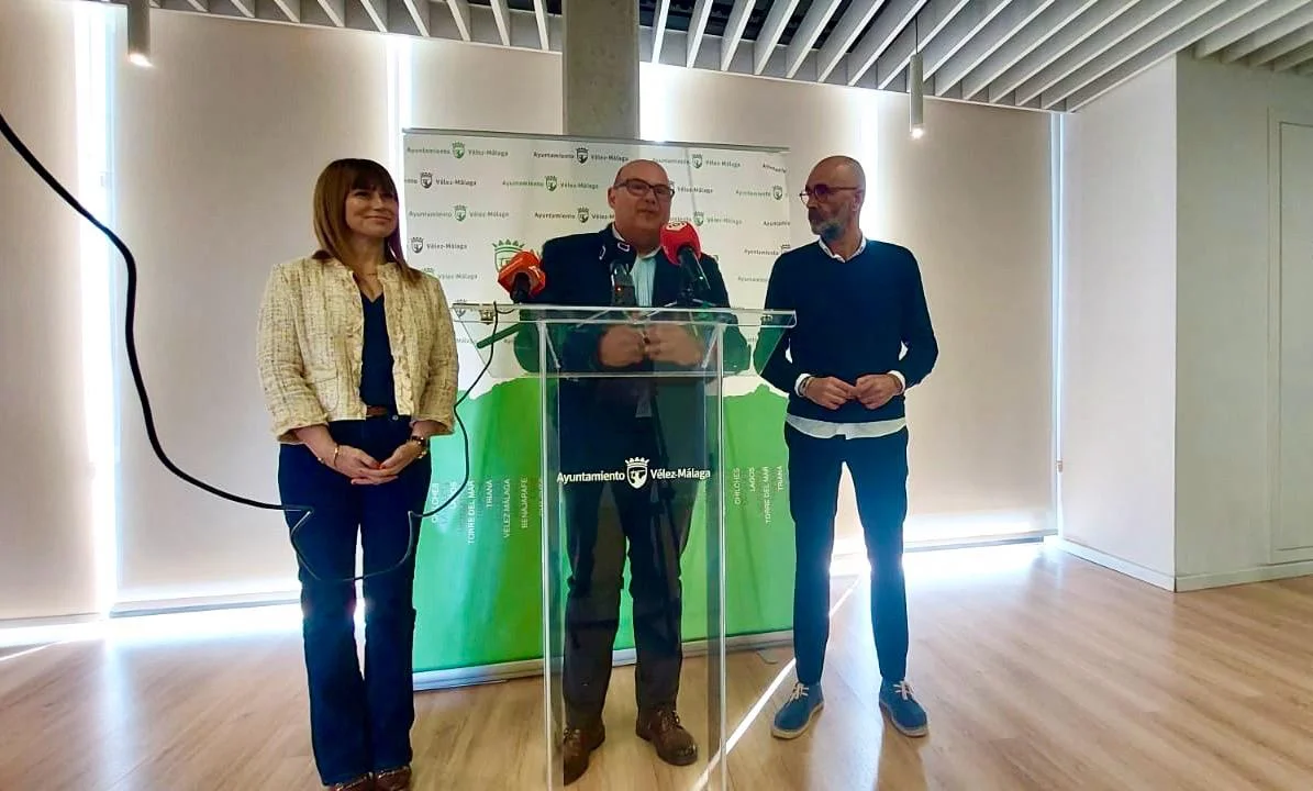 Jesús Lupiañez junto a Ruth Sarabia y Juan García en rueda de prensa en Vélez-Málaga el 29 de febrero de 2024