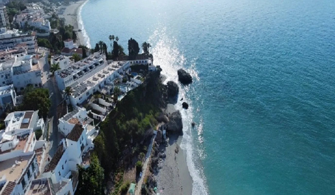 Fallece joven de 27 años en la Axarquía tras caer desde un acantilado en la playa