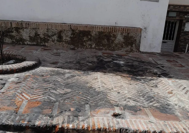 Los vecinos del Barrio de la Villa en Vélez-Málaga exigen acción para restaurar los daños tras el incendio de un coche en Calle San Lucas