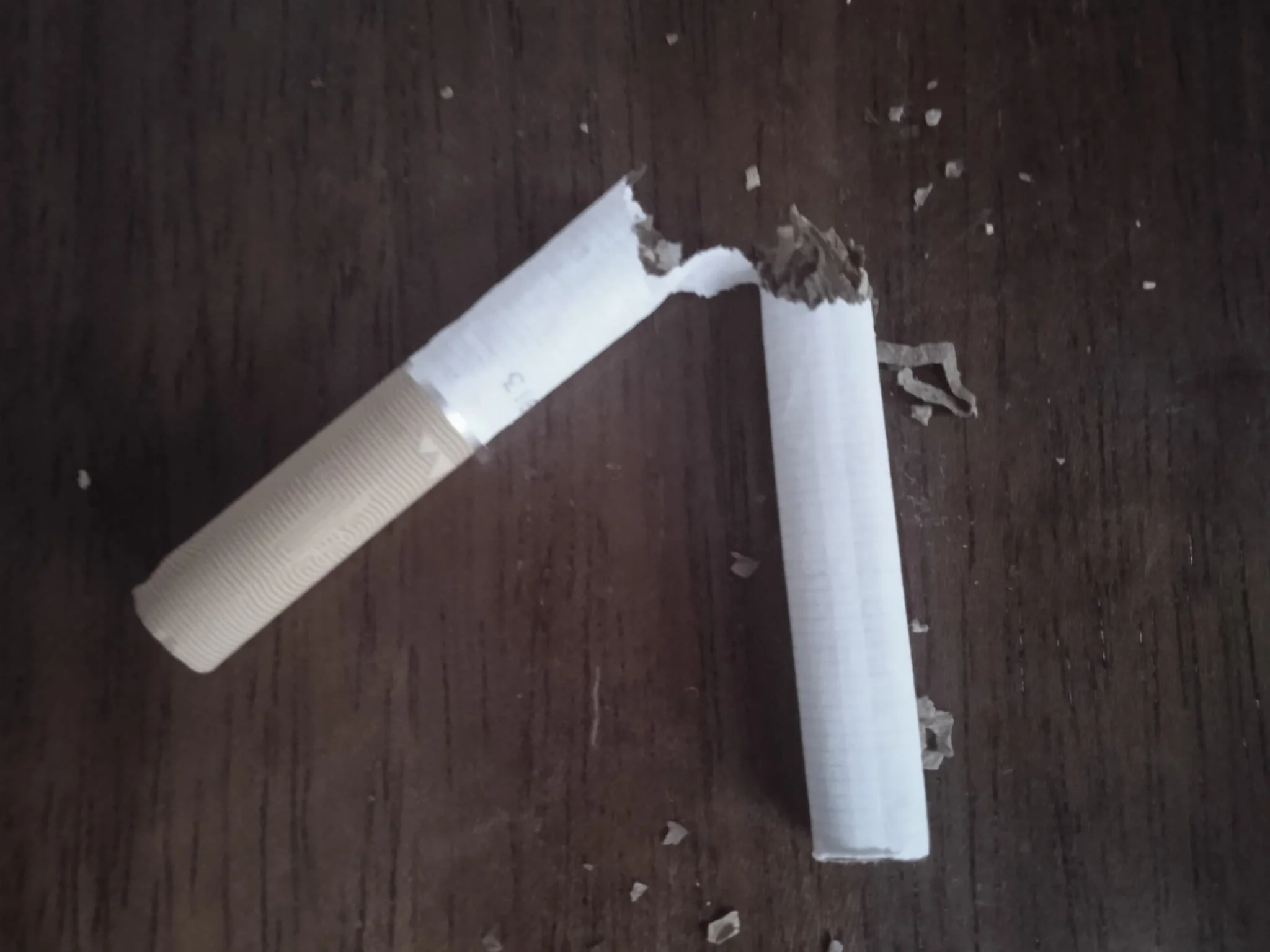 foto de uncigarro partido en dos en una mesa