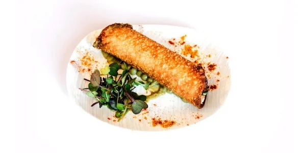 restaurante La Sierrezuela de Viña Málaga presenta unos Canelones de crujientes de tartar de Salmón y crema de aguacate