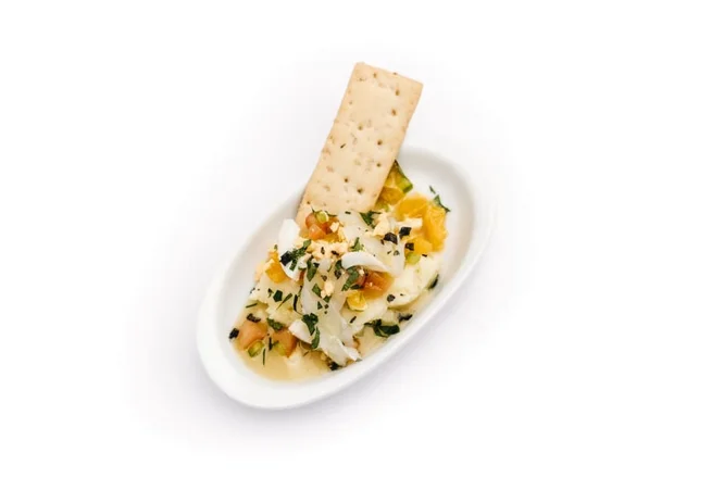 restaurante La Sierrezuela de Viña Málaga presenta unos Canelones de crujientes de tartar de Salmón y crema de aguacate
