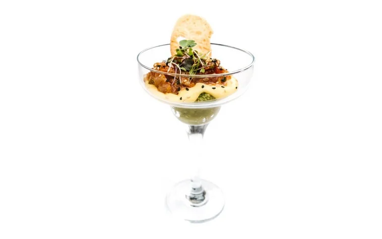 El restaurante Zenote el Pozo selvático presenta Aguacate, mango, coco y tartar de atún