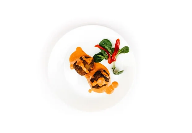 Brujas Lounge presenta una Croqueta de rabo de toro en salsa de pimientos