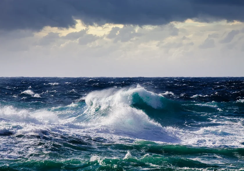 Aviso Amarillo por Fenómenos Costeros este Sábado en la Axarquía con Vientos de Fuerza 7 y Olas de hasta 3 Metros