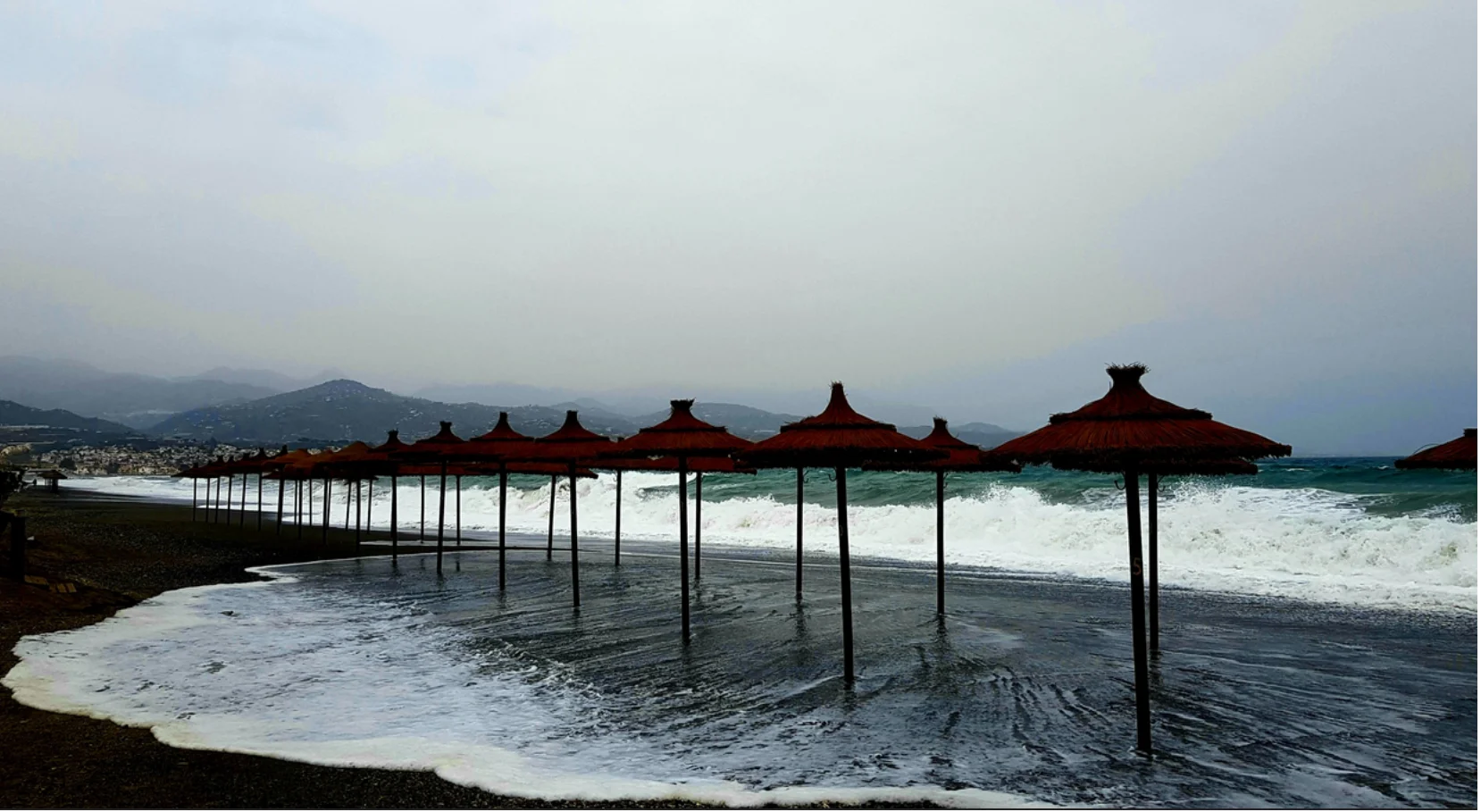 Los fenómenos azotan la playa de Torre del Mar este sábado y el aviso pone en riesgo el Domingo de Ramos