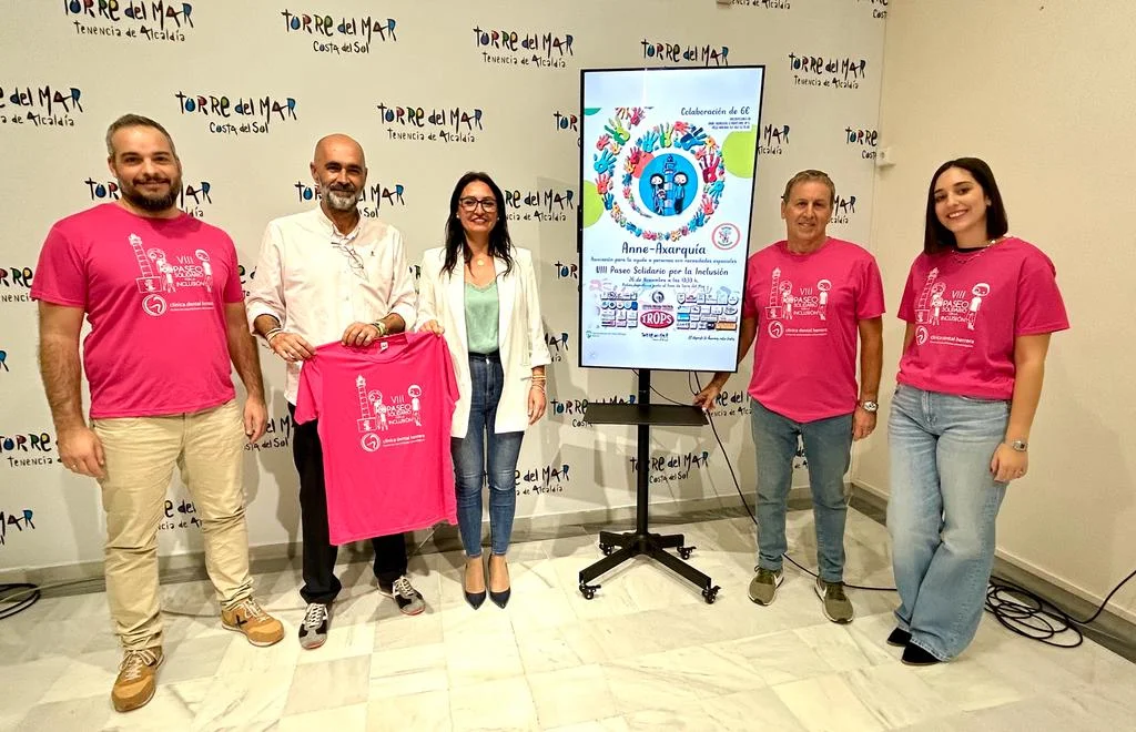 Rocio Ruiz Narvaez junto a Juan García en la presentacion de la carrera solidaria Anne-Axarquia en la tenencia de alcaldia de torre del mar el 22 de noviembre de 2023