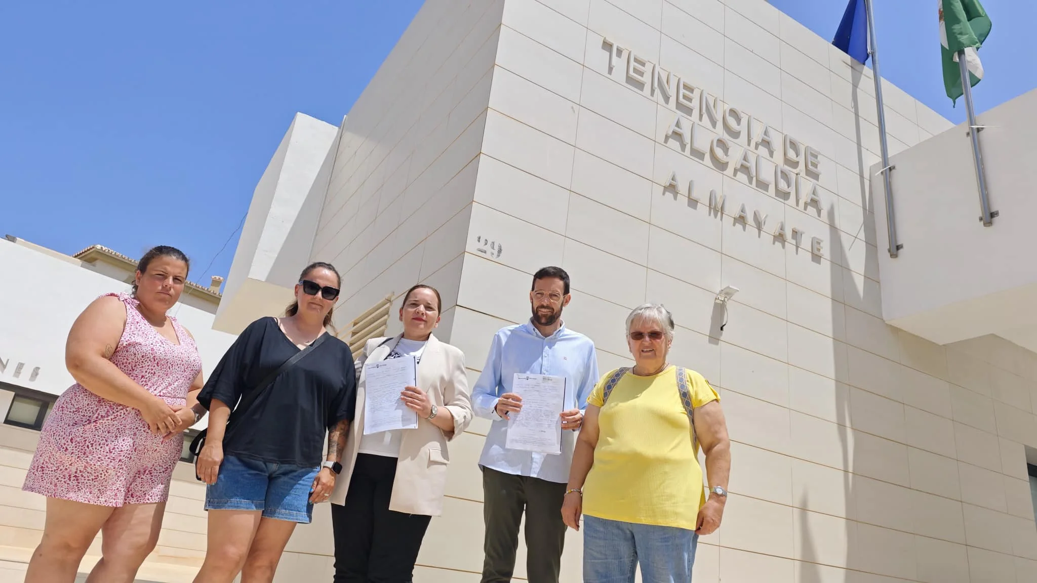 Indignación vecinal en Almayate por la instalación de una antena de telefonía móvil en las inmediaciones de un colegio