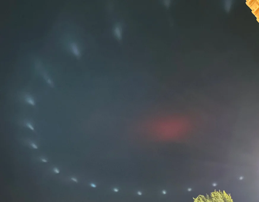 Alertan de Una Extraña luz que parece ser un OVNI sobre el cielo de Valderrobes en España