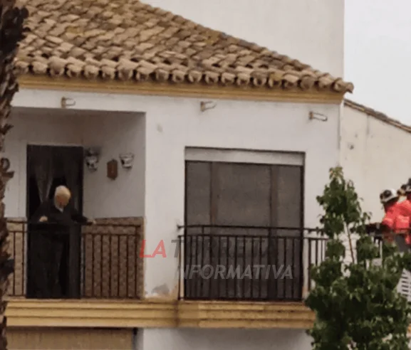 Los Bomberos intervinieron en la Avenida Andalucía en Torre del Mar después del desprendimiento de la cornisa de una vivienda sobre la calzada
