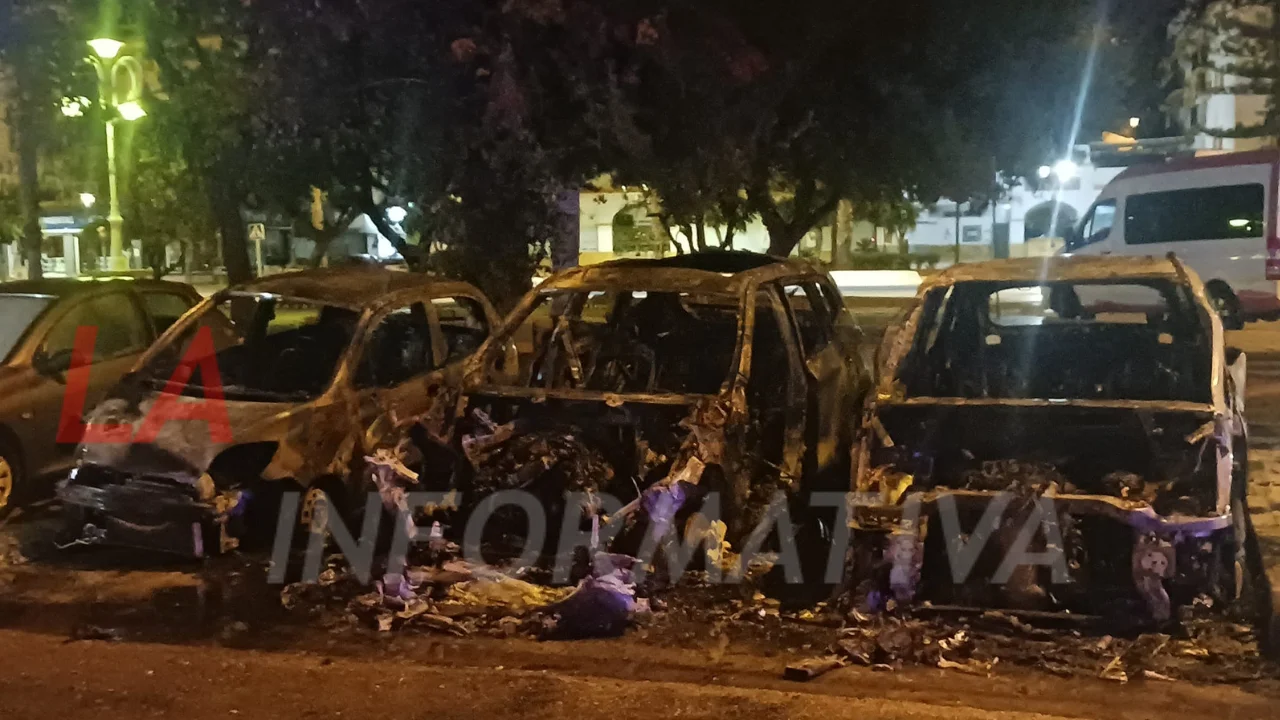 Explosiones y fuego calcinan 3 vehículos y sobresaltan la madrugada en Torre del Mar 