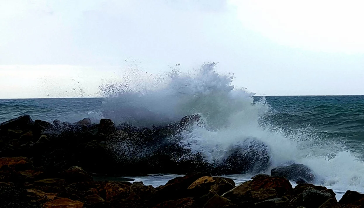 AEMET emite aviso amarillo por fenómenos costeros el domingo de resurrección en la costa de la Axarquía 