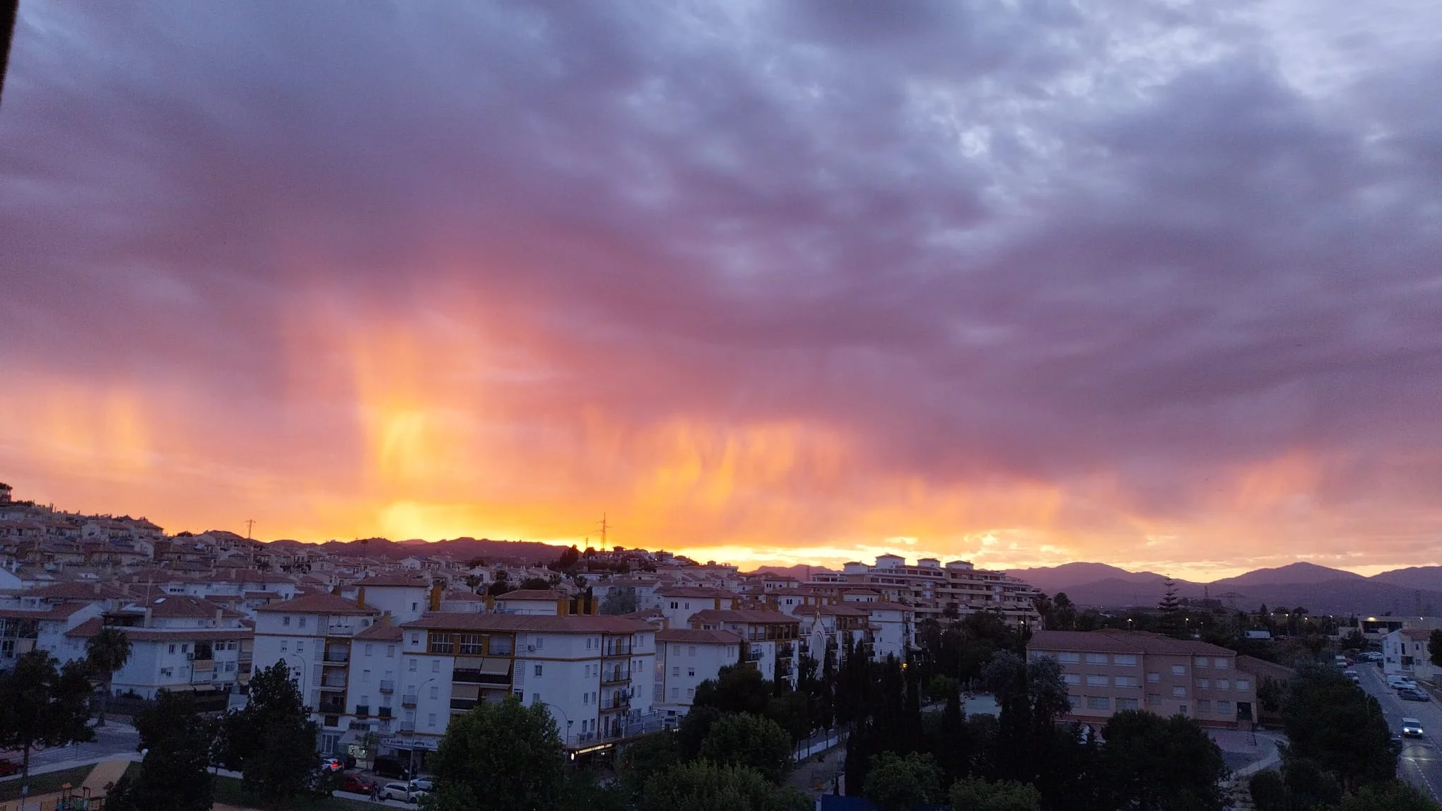 Un altocúmulos opacus con virga tiñe el cielo de un rojizo espectacular
