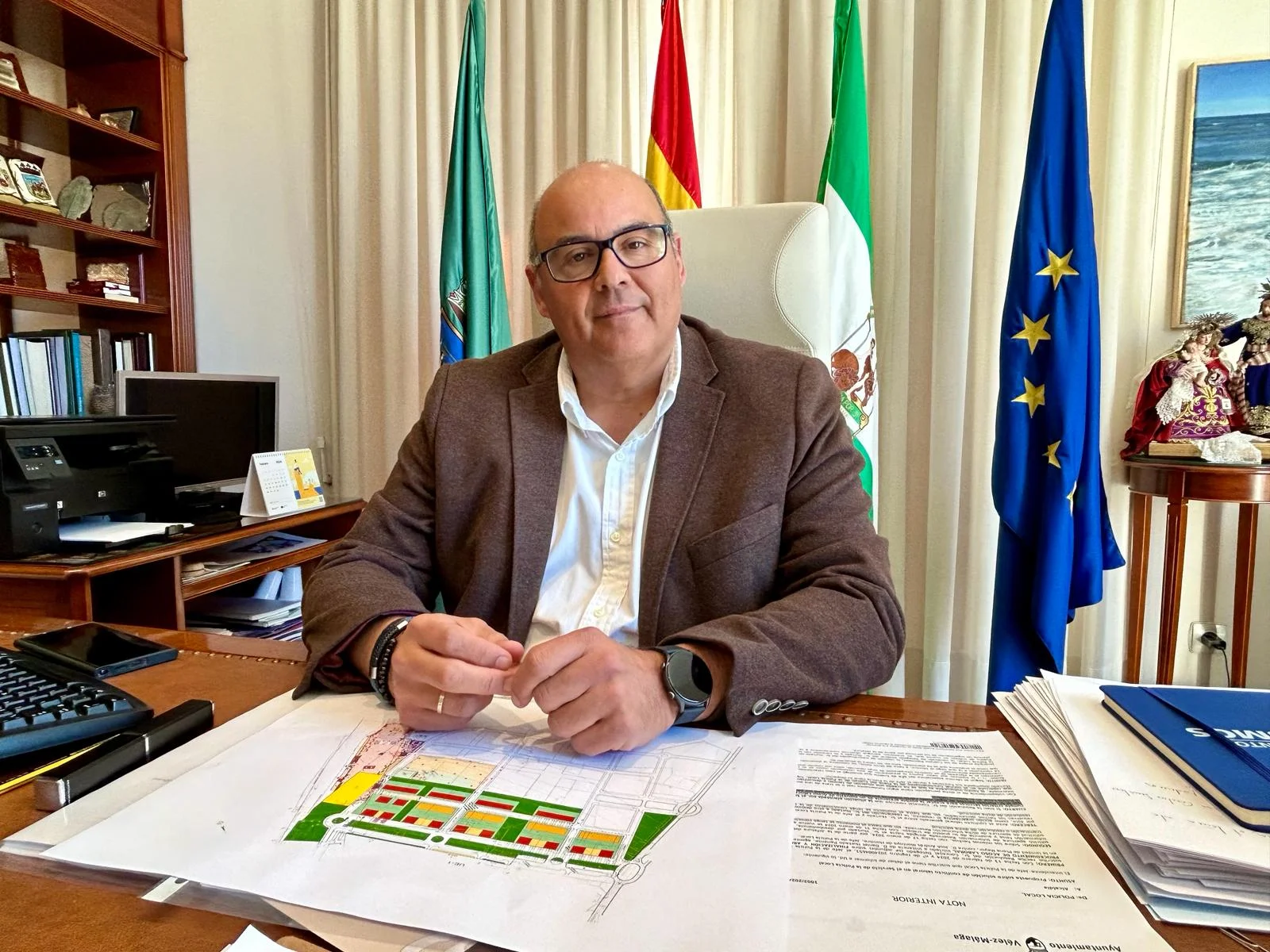 El alcalde presenta la adjudicación de las obras del Camino de Torrox, que contará con dos viales en cada sentido y una mediana de separación 