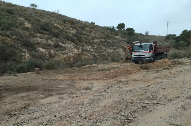 La Concejalía de Medio Ambiente realiza una limpieza de residuos de un terreno público en Valle-Niza 