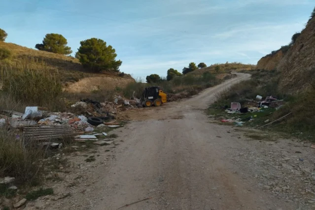 limpieza de residuos en suelo publico en Vélez-Málaga bajo el proyecto LIBERA