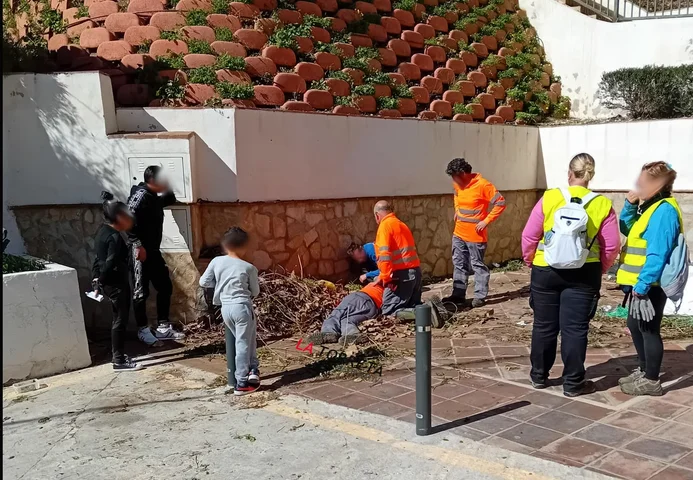 Un Operario del Ayuntamiento Cae desde 4 Metros de Altura en el Arroyo de San Sebastián en Vélez-Málaga