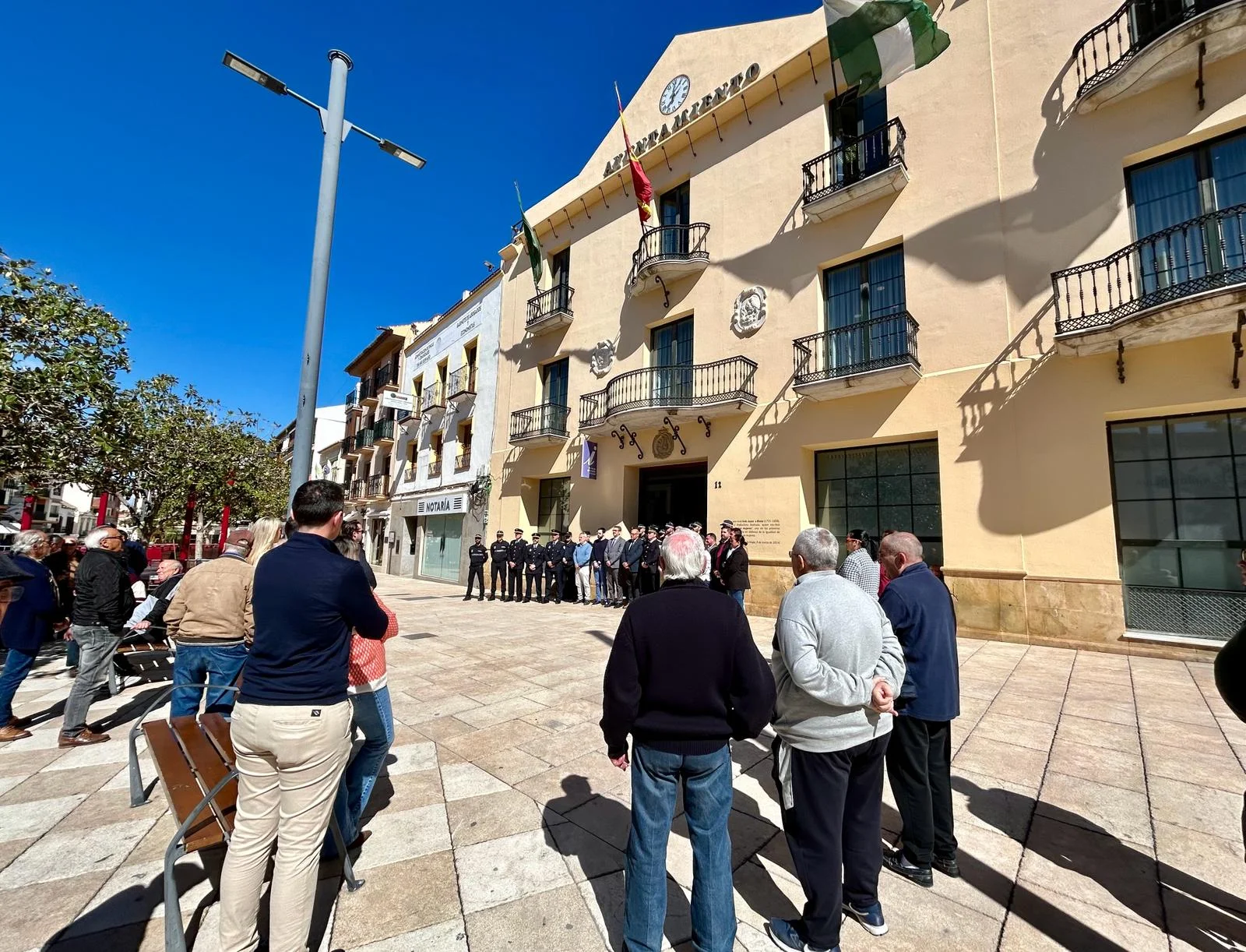 Vélez-Málaga se une al emotivo recuerdo por el 20 aniversario de los atentados del 11-M con un respetuoso minuto de silencio 