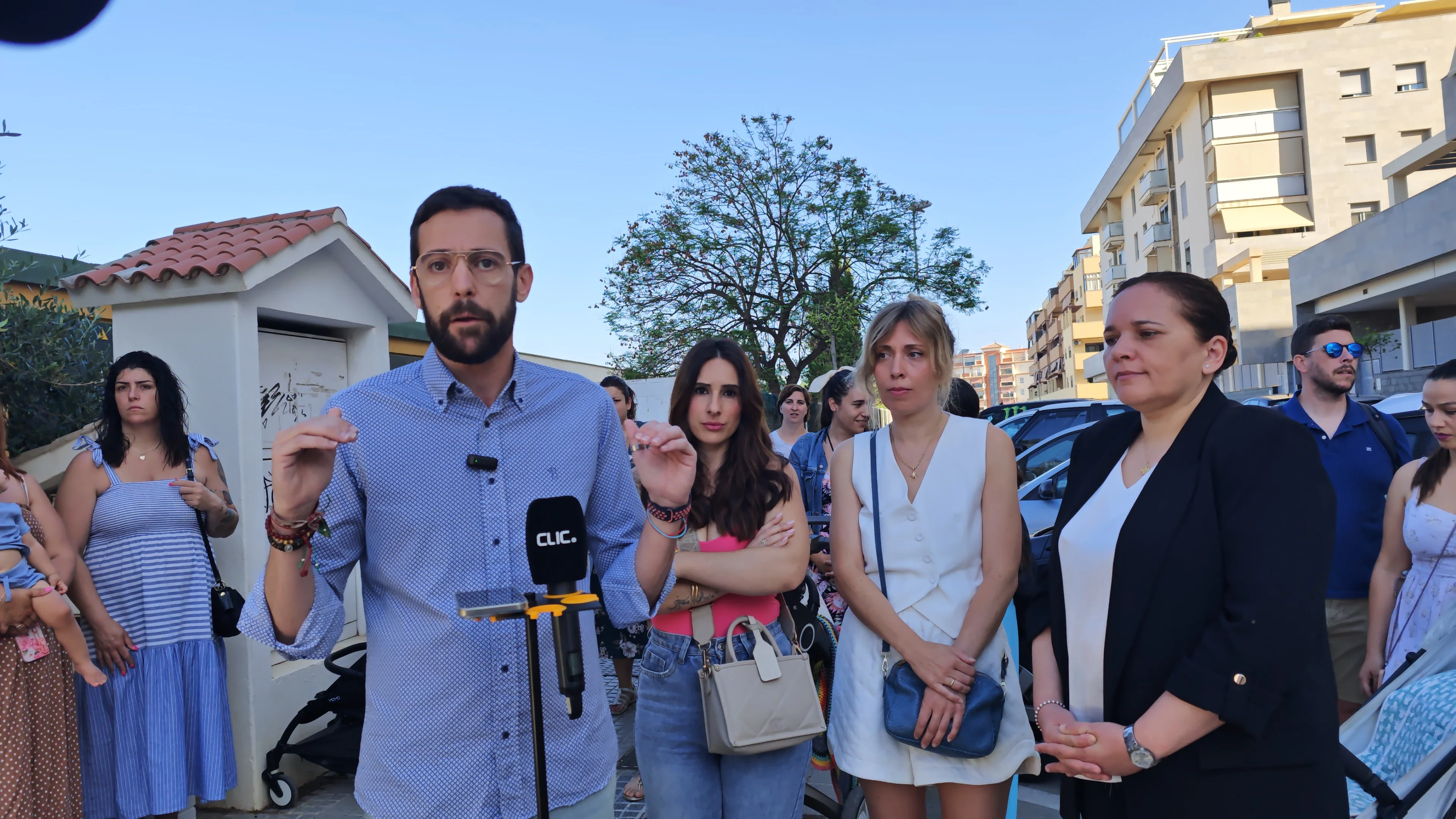 Exigen al alcalde la instalación de toldos y la climatización en los colegios de Vélez-Málaga tras el golpe de calor sufrido por una niña