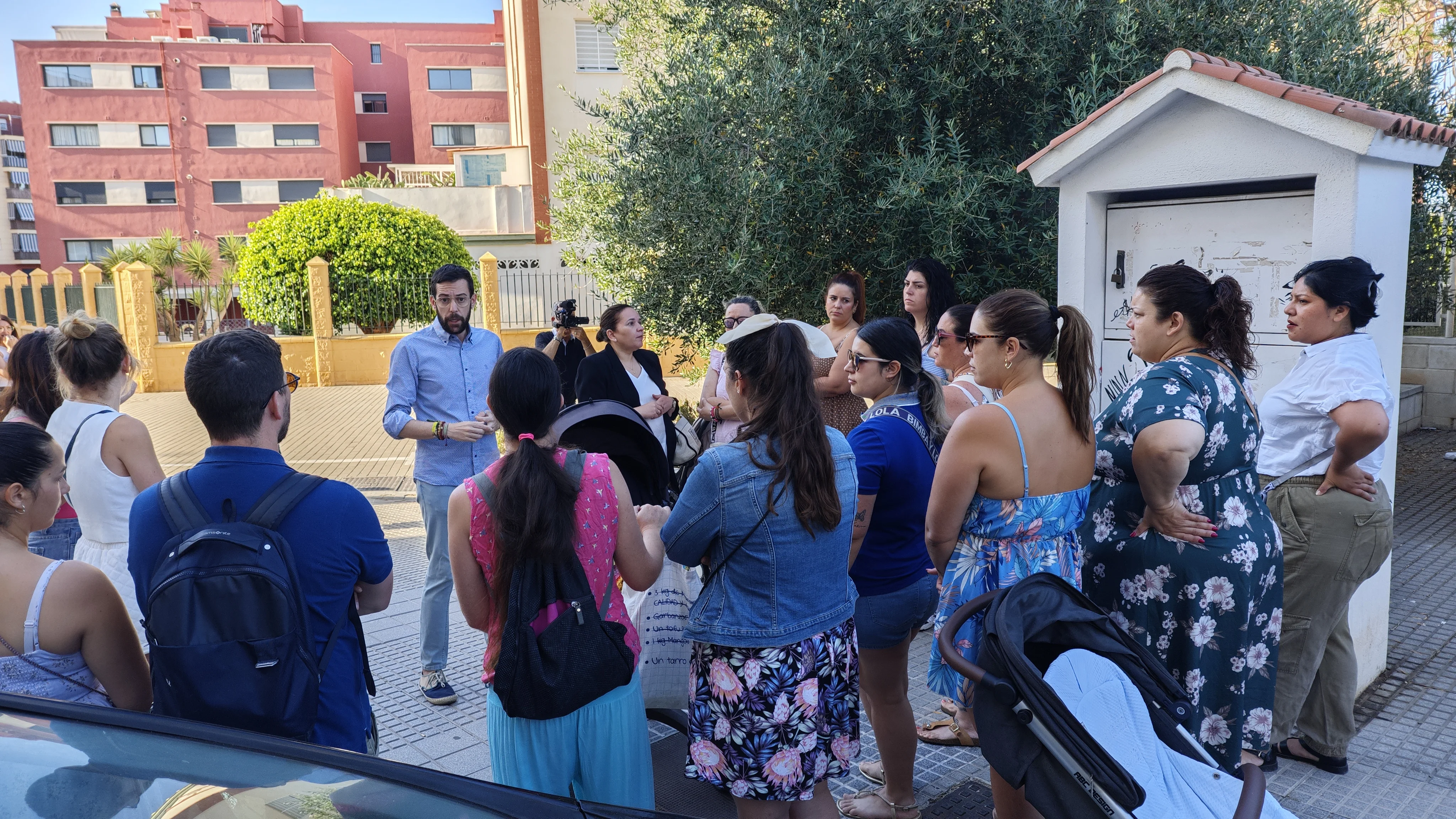 Víctor González junto a padres y madres del CEIP las Naciones de Vélez-Málaga el dia 17 de junio de 2024