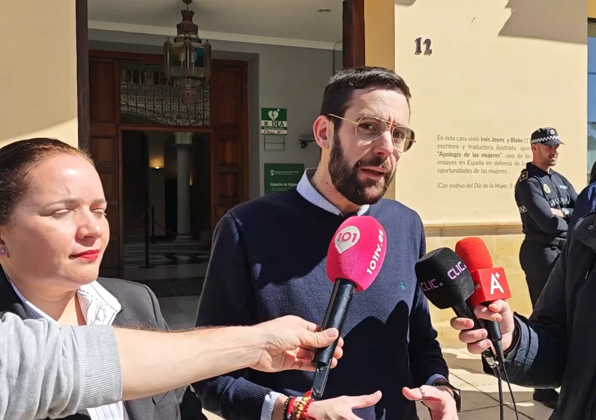 El PSOE exige al alcalde que vuelva a activar las tarjetas monedero en el municipio de Vélez-Málaga