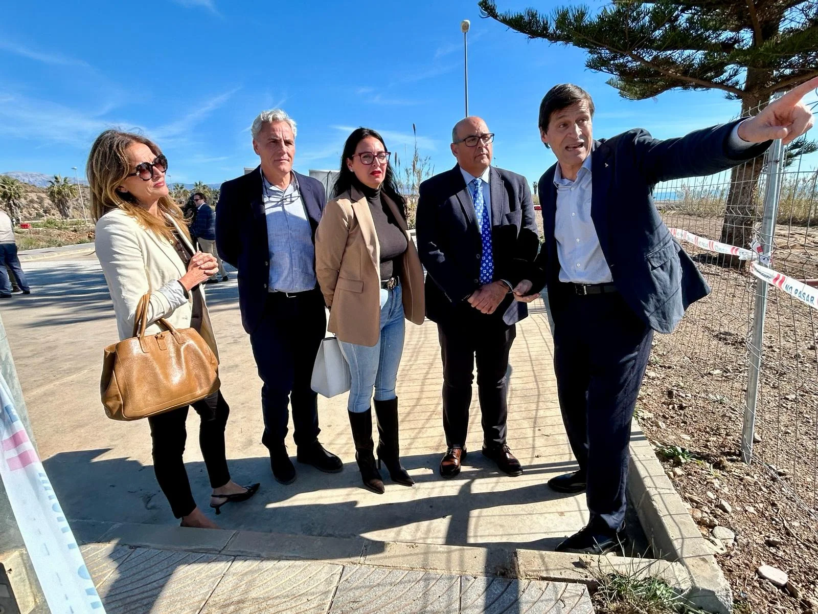 El alcalde y el presidente de la Junta de Compensación presentan el inicio de las obras de reurbanización del sector SUP-B9 de Benajarafe para la construcción de 902 viviendas, 88 destinadas a VPO 