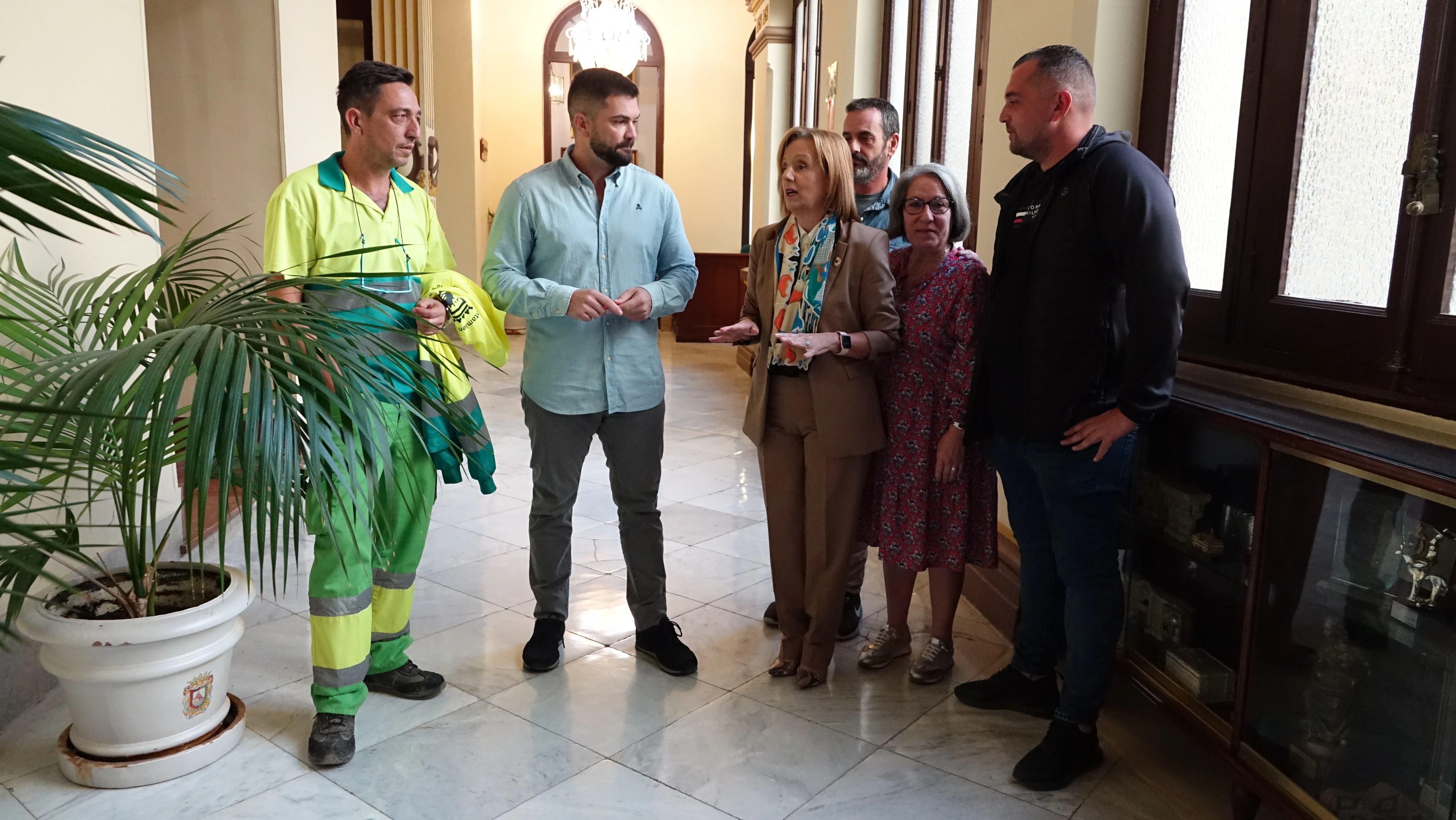 begoña nieto con los servicios operativos de limpieza de malaga y los sindicatos