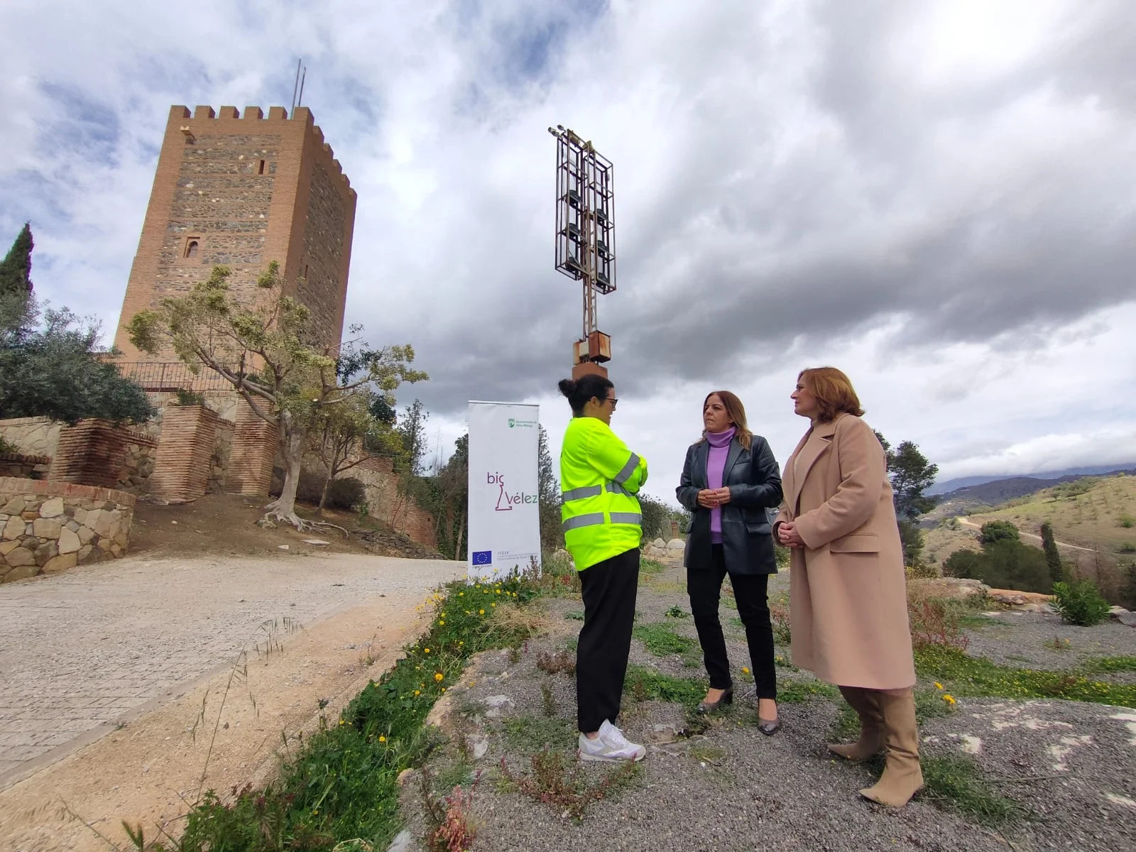 Belen Zapata junto a Beatriz Gálvez en la instalacion de la nueva luminaria LED de la fortaleza de Vélez-Málaga el 8 de febrero de 2024