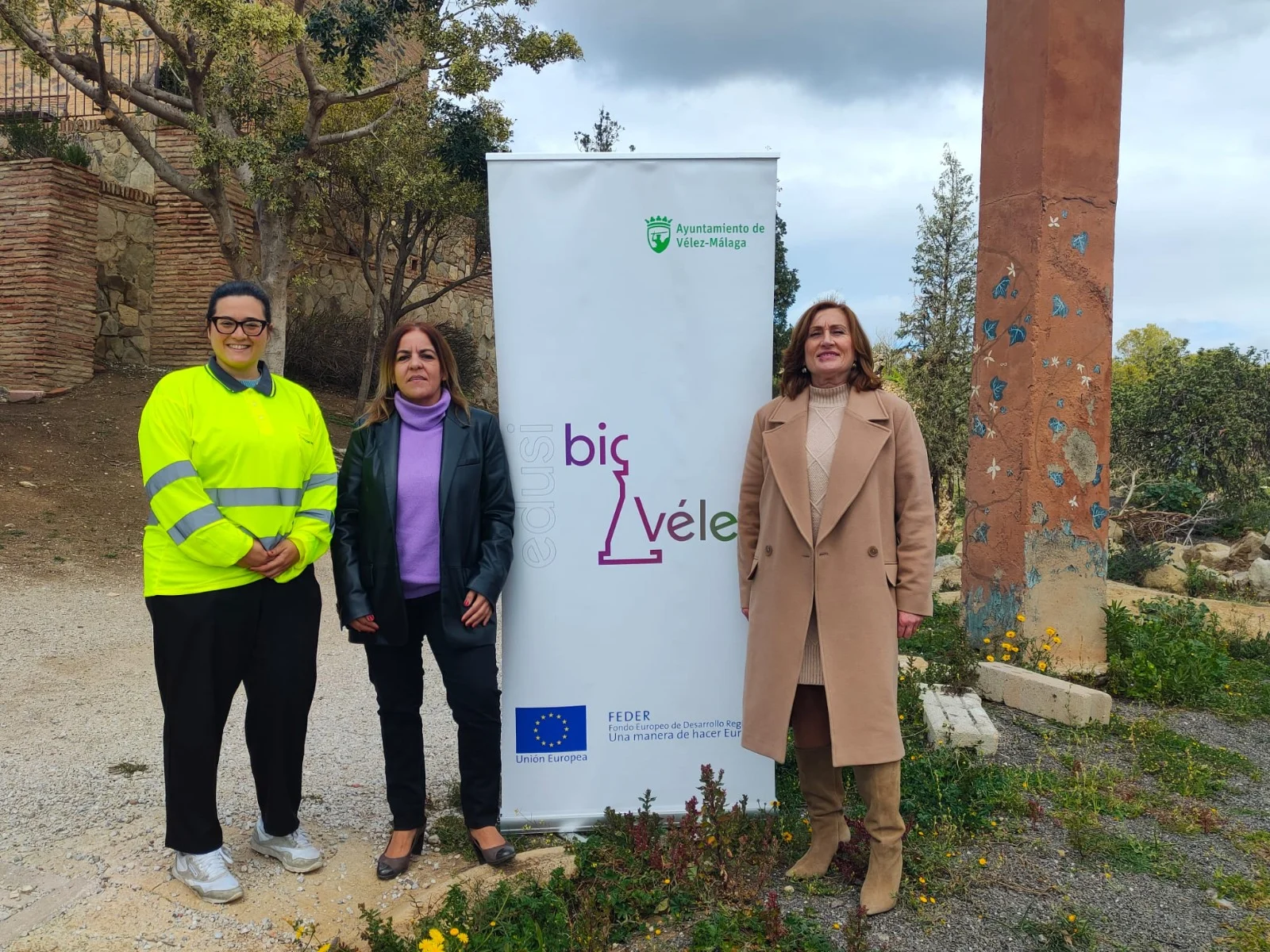 Belen Zapata junto a Beatriz Gálvez en la instalacion de la nueva luminaria LED de la fortaleza de Vélez-Málaga el 8 de febrero de 2024