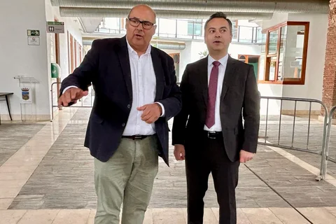 El alcalde de Vélez-Málaga se reune con Cosmin Mitrea en Sevilla para facilitar el voto a los vecinos rumanos puedan votar las próximas Elecciones Europeas