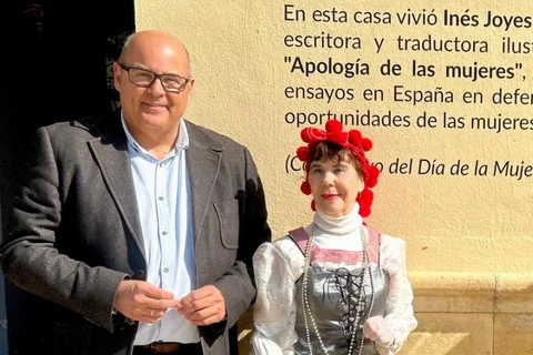 El Ayuntamiento de Vélez-Málaga recupera en su fachada por el Día Internacional de la Mujer la figura de la escritora Inés Joyes