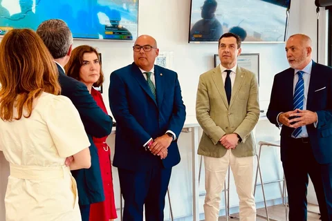 Juanma Moreno visita las instalaciones de Aerodynamics en Vélez-Málaga y pone en valor el sector para la economía andaluza