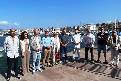 Diez embarcaciones velarán por la limpieza de las aguas superficiales en las playas de la Axarquía
